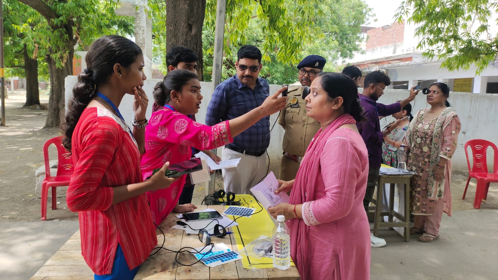 फोटो-26 क्रिश्चियन इंटर कॉलेज में बायोमेट्रिक के लिए लाइन में लगे अभ्यर्थी व पास में खड़े एडीएम