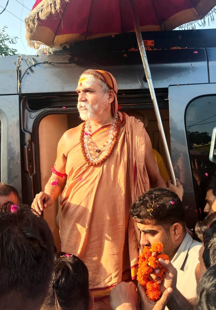 फोटो-26-शाहाबाद में लोगों का अभिवादन करते स्वामी अविमुक्तेश्वरानंद। संवाद