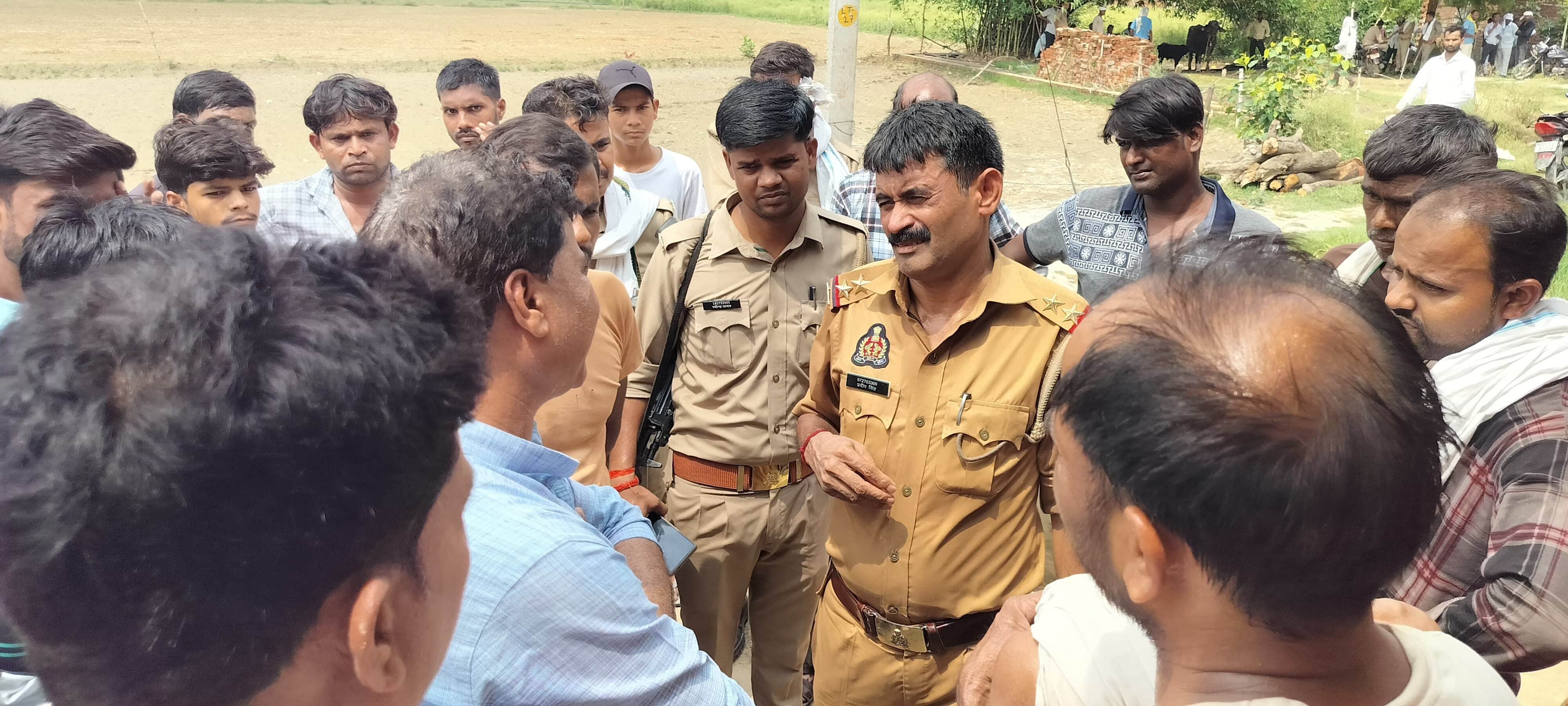 फोटो-28- मांगों पर अड़े परिजनों को समझाते एसओ प्रदीप कुमार सिंह। संवाद