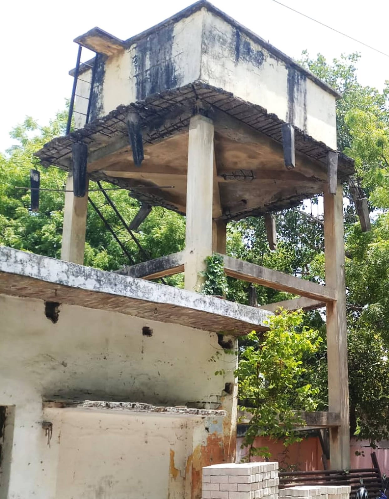 Risk of accidents due to dilapidated building and water tank on district hospital premises.