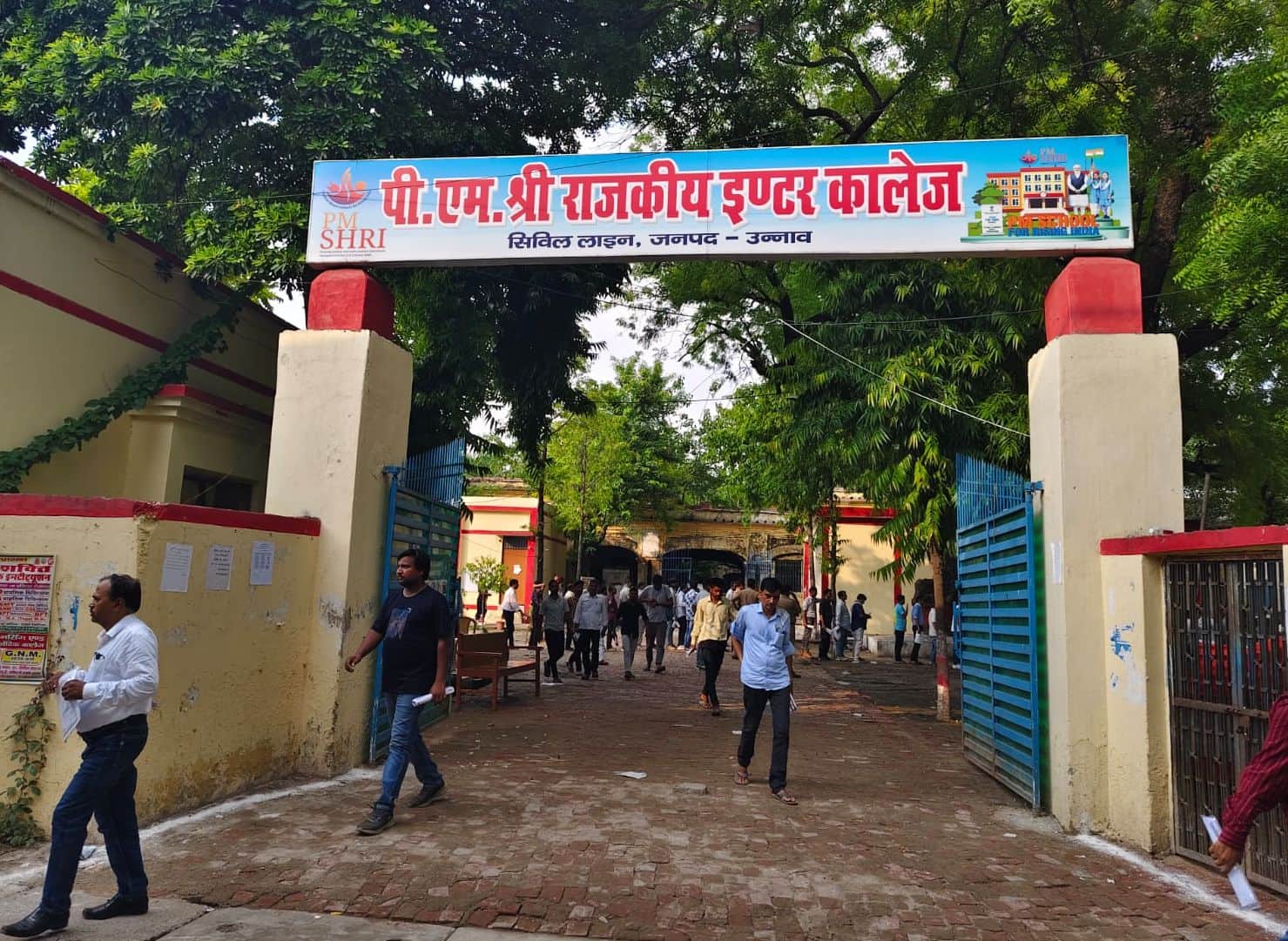 फोटो-34-राजकीय इंटर कॉलेज से परीक्षा देकर लौटते परीक्षार्थी। संवाद