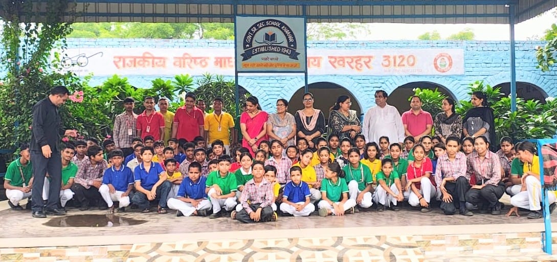 -फोटो 54 : योगाभ्यास के उपरांत विद्यार्थियों व शिक्षकों के साथ योगाचार्य जगदीश सहवाग। स्रोत स्क