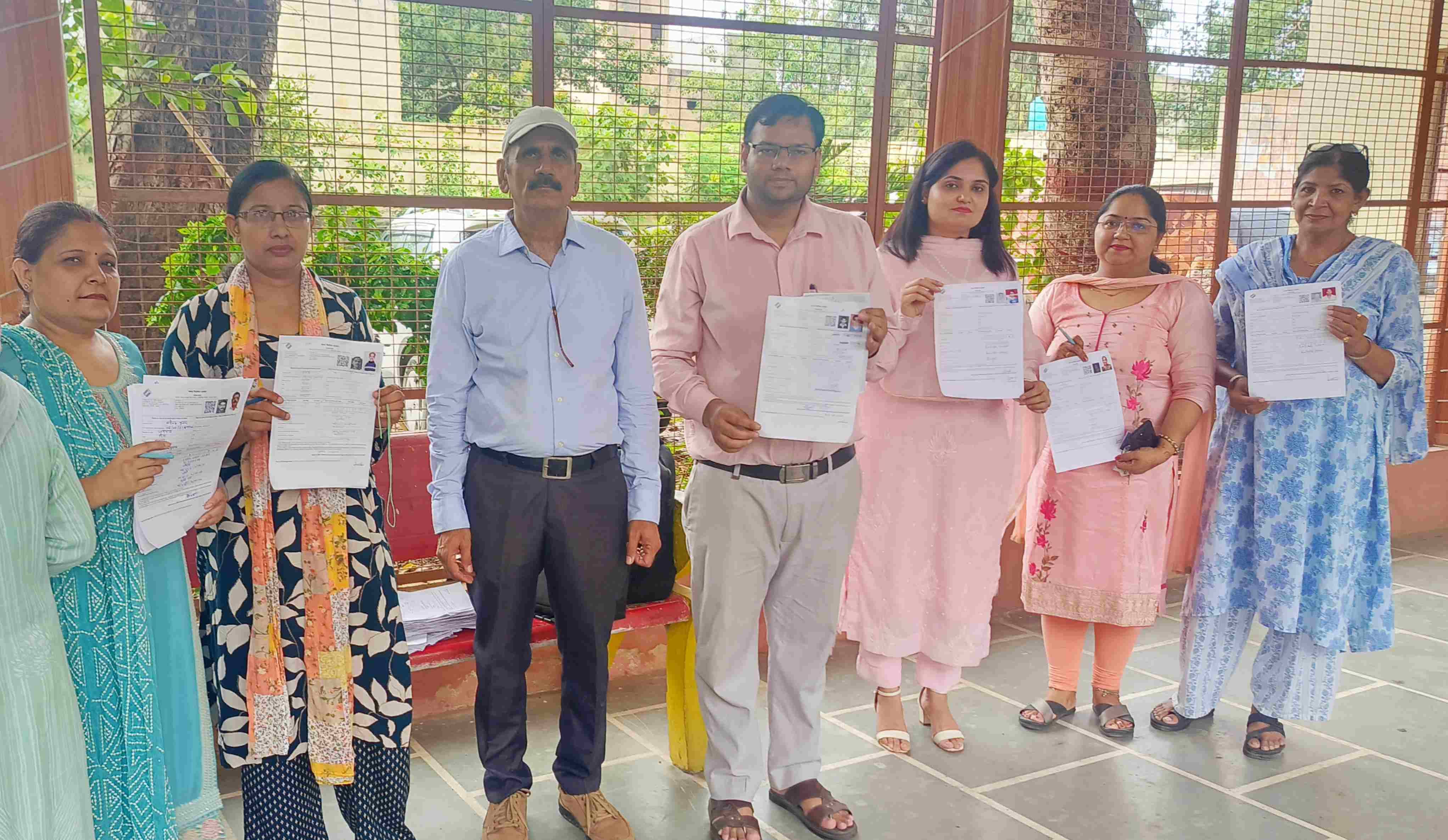 -फोटो 55 : वार्ड 24 के मतदाताओं के एसआईटार फॉर्म भरवाकर संबंधित बीएलओ को सौंपते यशपाल हिंदुस्ता