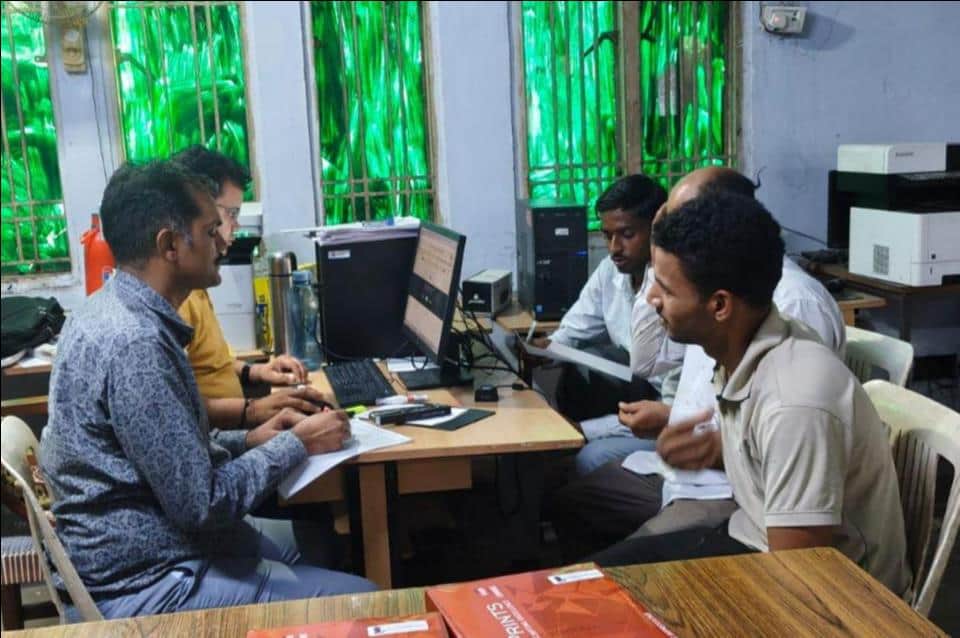 फोटो-6-काउंसिलिंग के बाद अभ्यर्थियों के प्रपत्र जांचते शिक्षक। संवाद