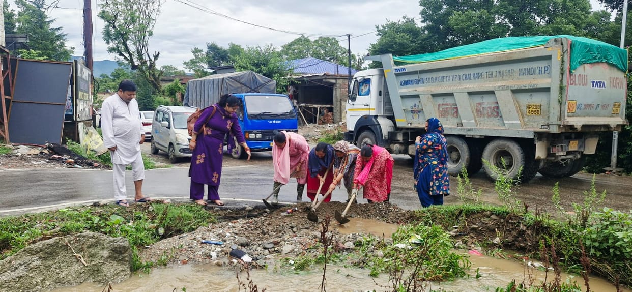 Culvert blocked on Mandi-Pathankot Highway; debris enters three houses.