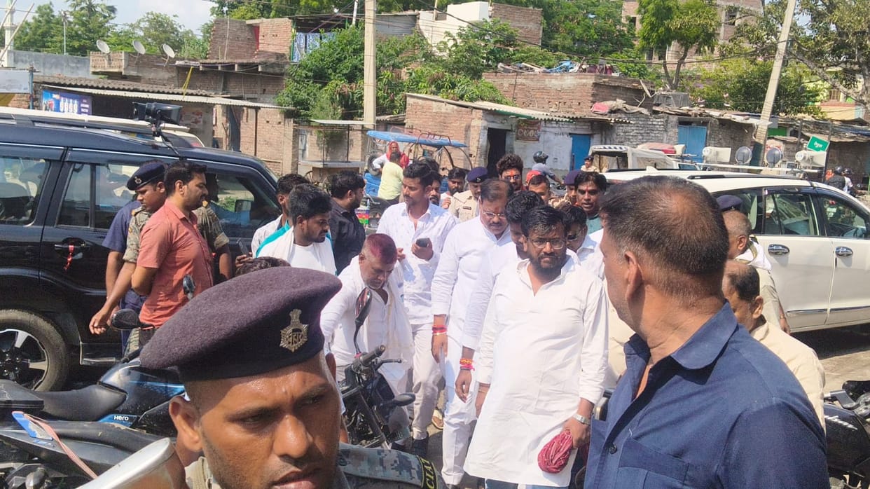 Fatuha-murder-case-Sugarcane-Industry-Minister-Sanjay-Paswan-met-family.