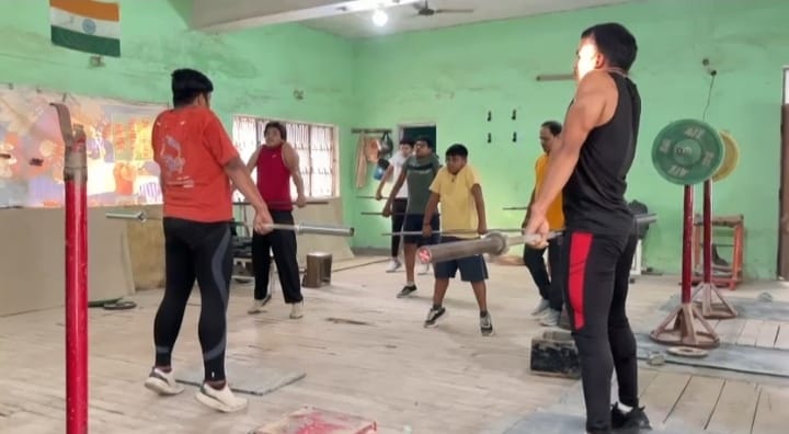 Ghazipur News: 25 वेटलिफ्टर सीख रहे वेटलिफ्टिंग की बारीकियां