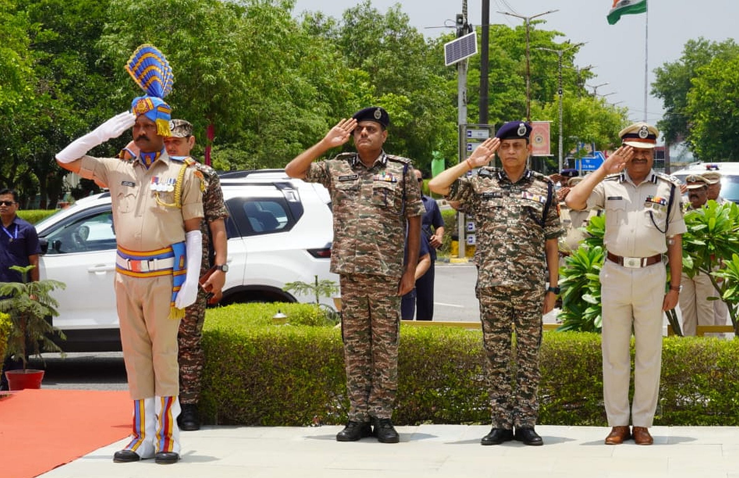 ग्रुप केंद्र और रंगरूट प्रशिक्षण केंद्र त्रिसुंडी में सलामी लेते सीआरपीएफ महानिदेशक। स्रोत: विभ