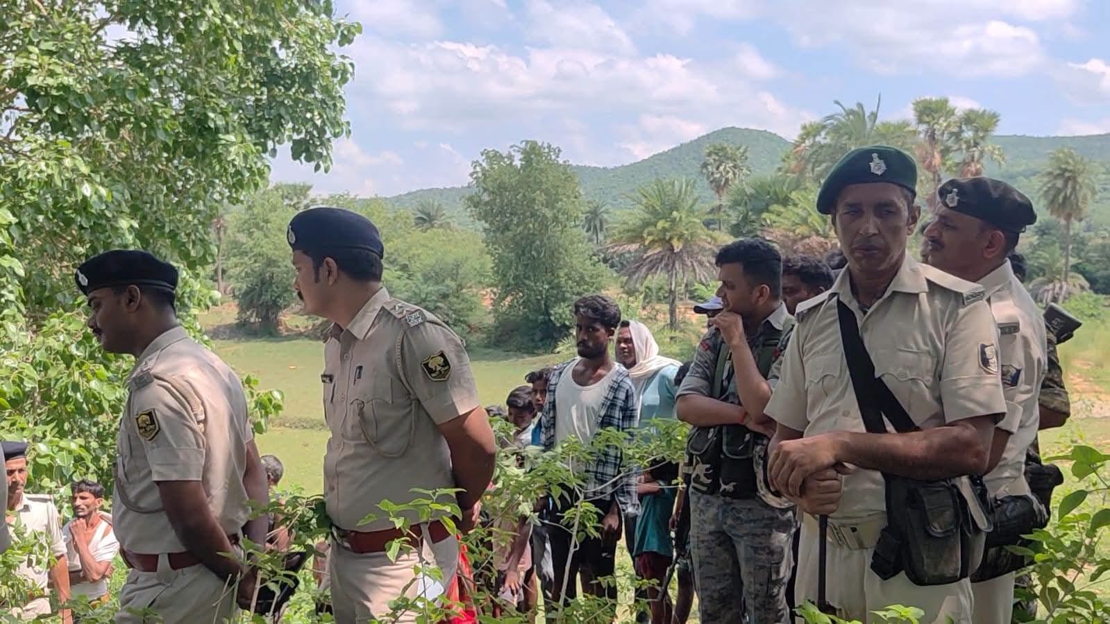 घटनास्थल पर मामले की जांच करती पुलिस व मौजूद भीड़