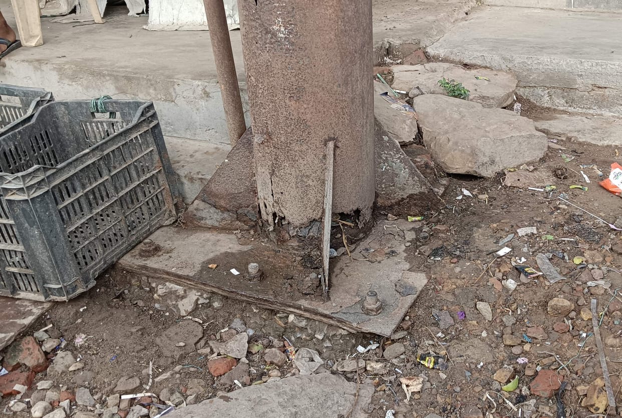 Direction signpost in dilapidated condition; risk of accident.