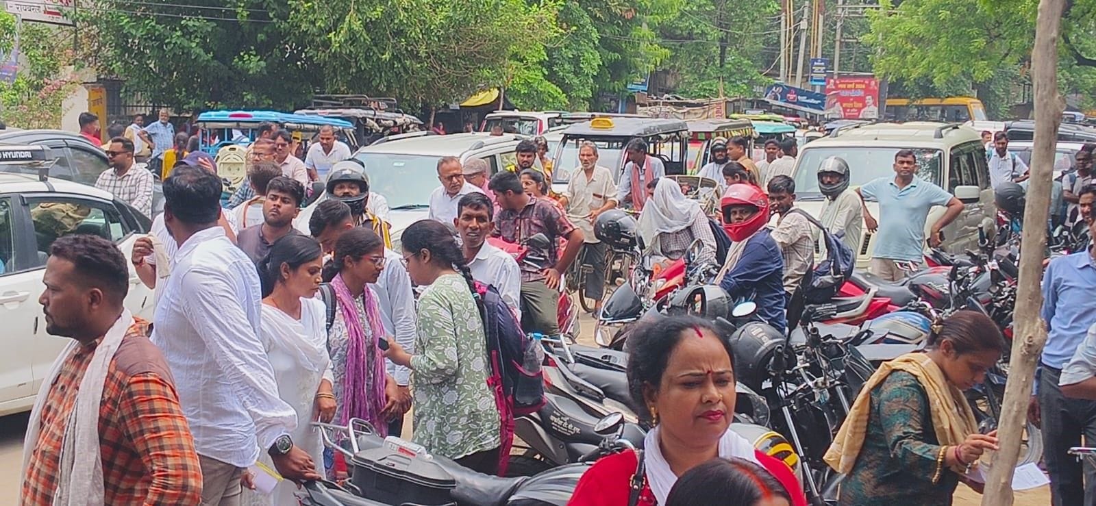 जीआईसी परीक्षा केंद्र के बाहर जाम में फंसे अभ्यर्थी। 