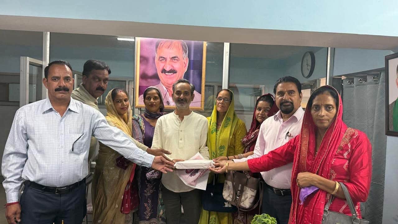 कांगड़ा में राजल गांव से आए प्रतिनिधिमंडल की समस्याएं सुनते अजय वर्मा। जागरूक पाठक