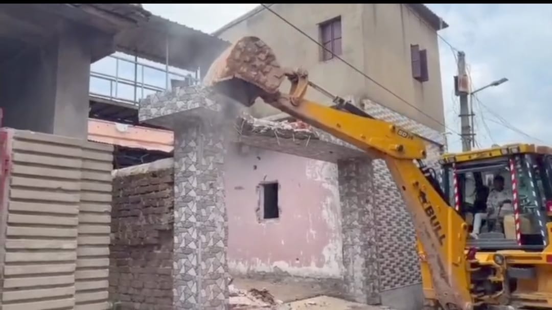dhanbad police bulldozer action on gangster prince khan house jharkhand crime news