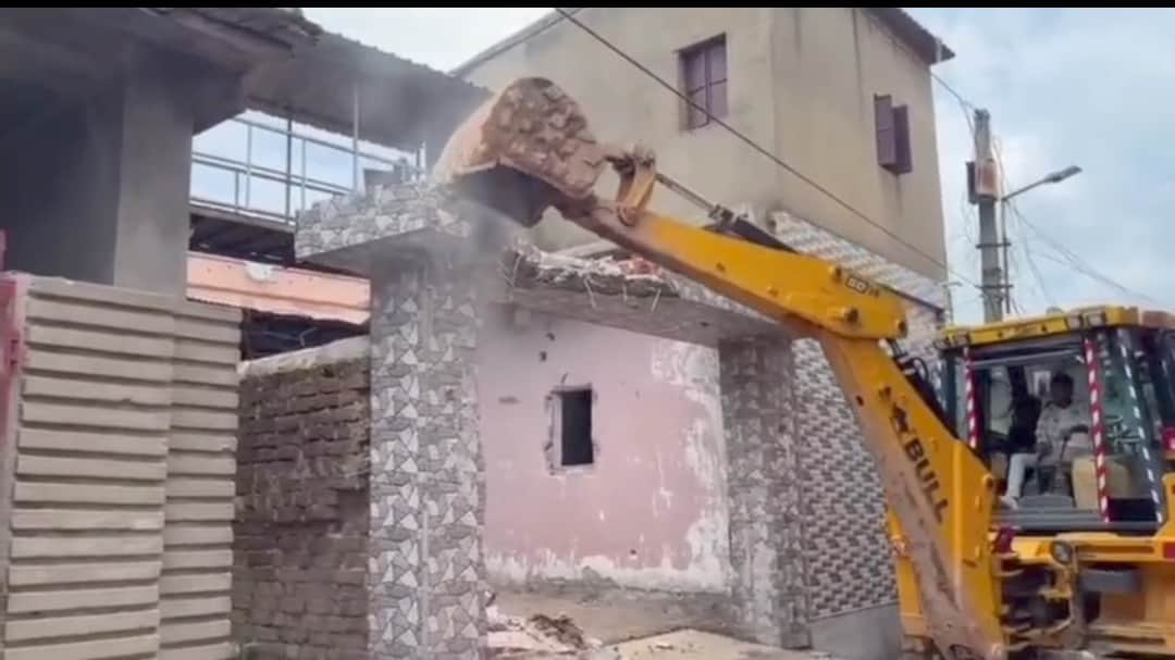 कुख्यात अपराधी प्रिंस खान के घर को बुलडोजर से तोड़ते हुए