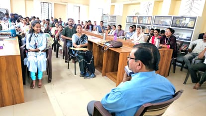 कलेक्टर पहुचे,प्रेस क्लब सह वाचनालय,,