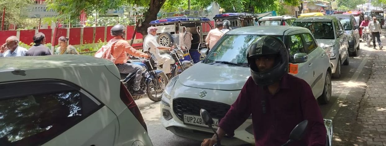 Route diversion fails, students and passersby stuck in traffic jam for the second day