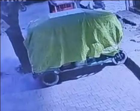 कोपागंज थाना से 20 मीटर दूरी पर दुकान के बाहर नमक की बोरिया भरकर ढकी टेंपो। संवाद