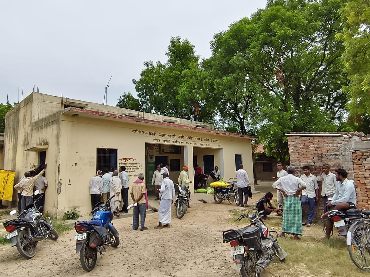 Crowd surges for fertilizer; allegations of discrimination raised