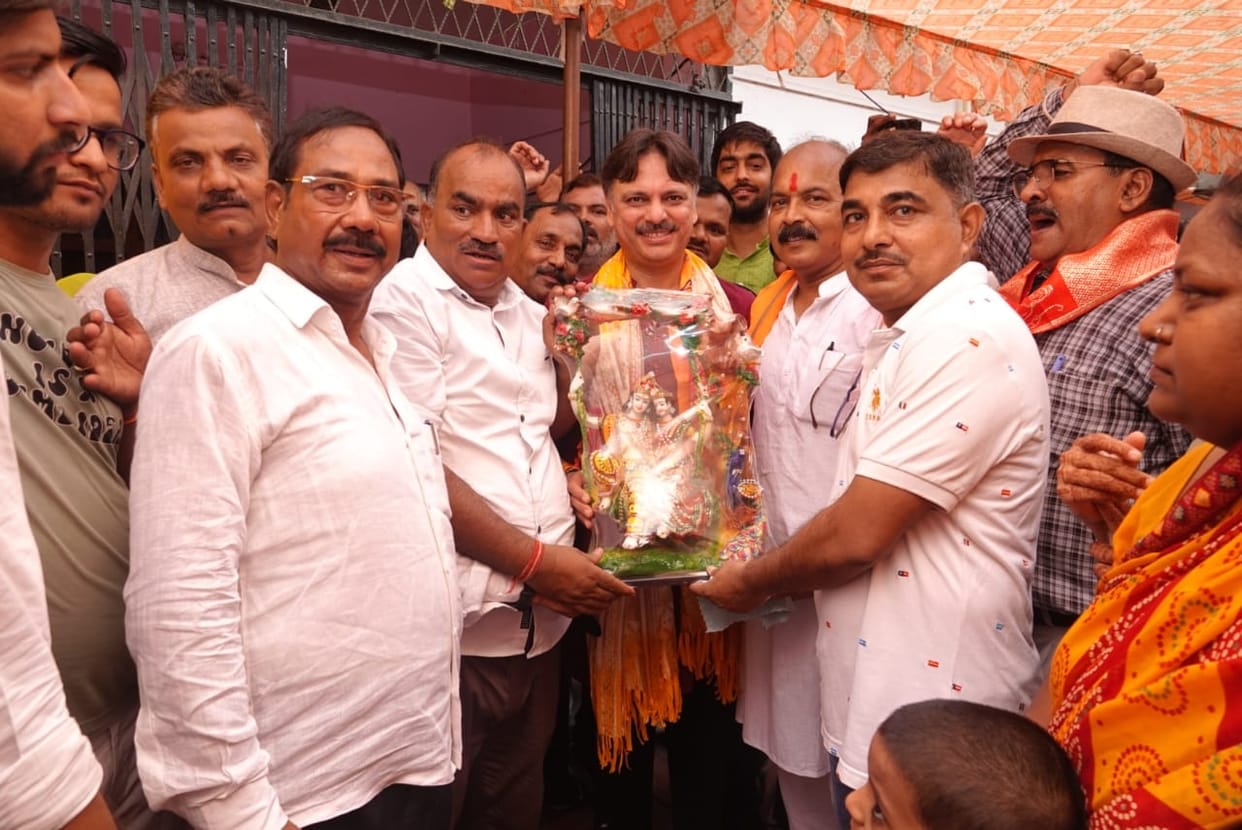 MLA Dr. Rajeshwar Singh held a 'Chai Pe Charcha' (discussion over tea).