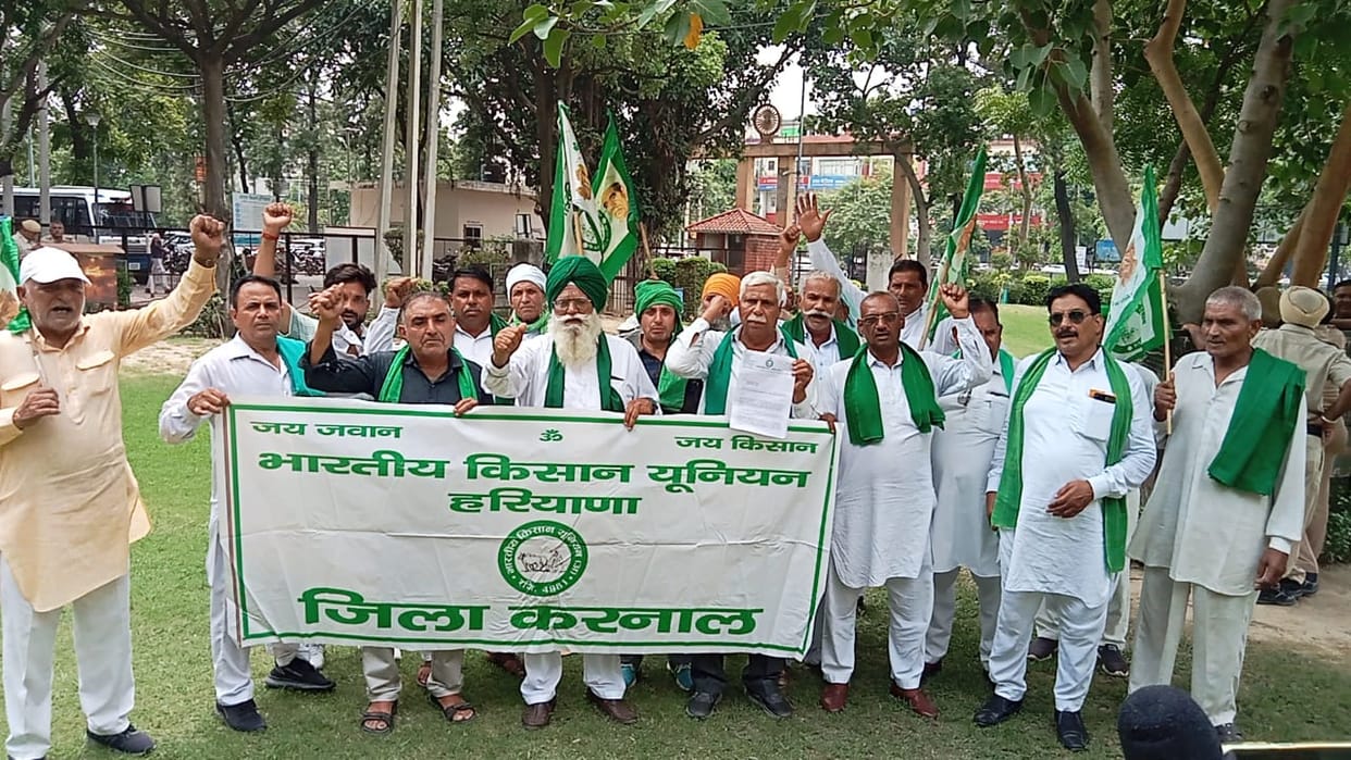 Farmers staged a protest and submitted a memorandum addressed to the Chief Minister.