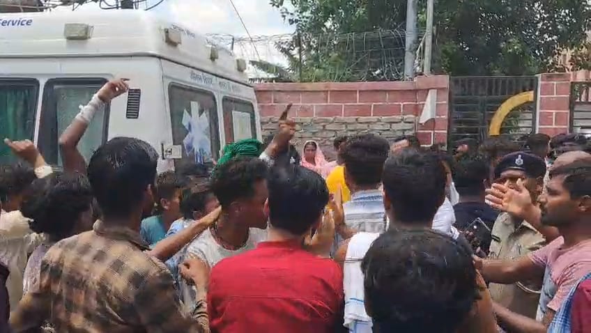 Uncle and Aunt Die Saving Child from Electric Shock, Hospital Negligence Sparks Protest