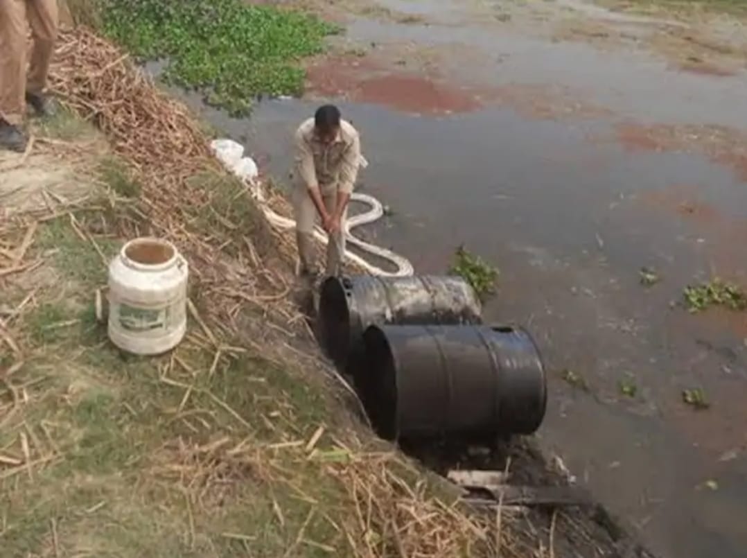 खेत के कोठे में कच्ची शराब बनाने का भंडाफोड़, आरोपी फरार