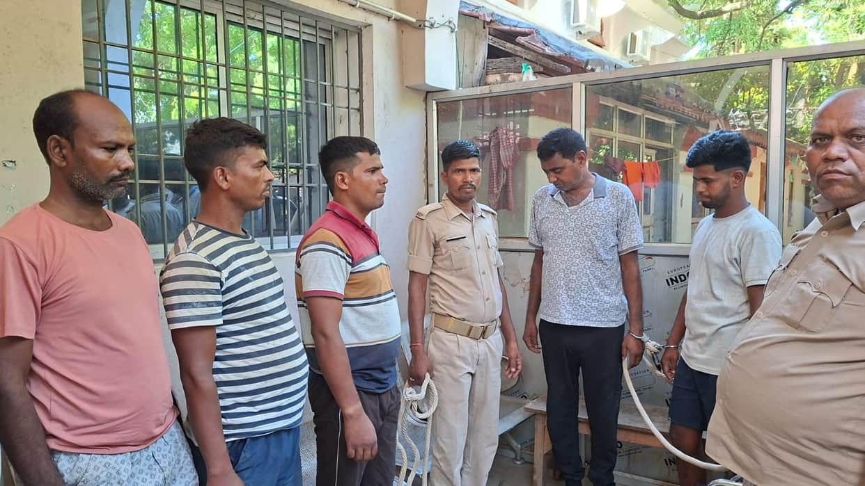 Munger Robbery Solved in 36 Hours; Five Arrested, Rs 8.46 Lakh Cash, Arms and Bike Recovered