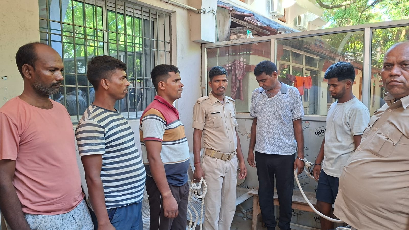 लूट मामले में मास्टरमाइंड समेत 5 गिरफ्तार