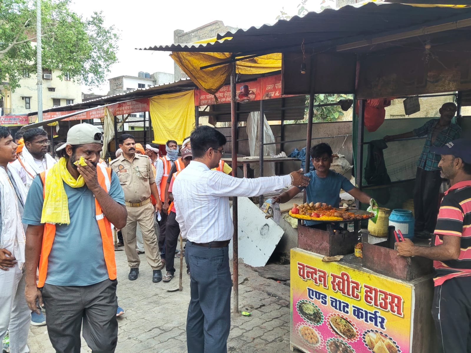 मुंगराबादशाहपुर। अतिक्रमण हटवाते नगरपालिका के अधिकारी कर्मचारी। संवाद