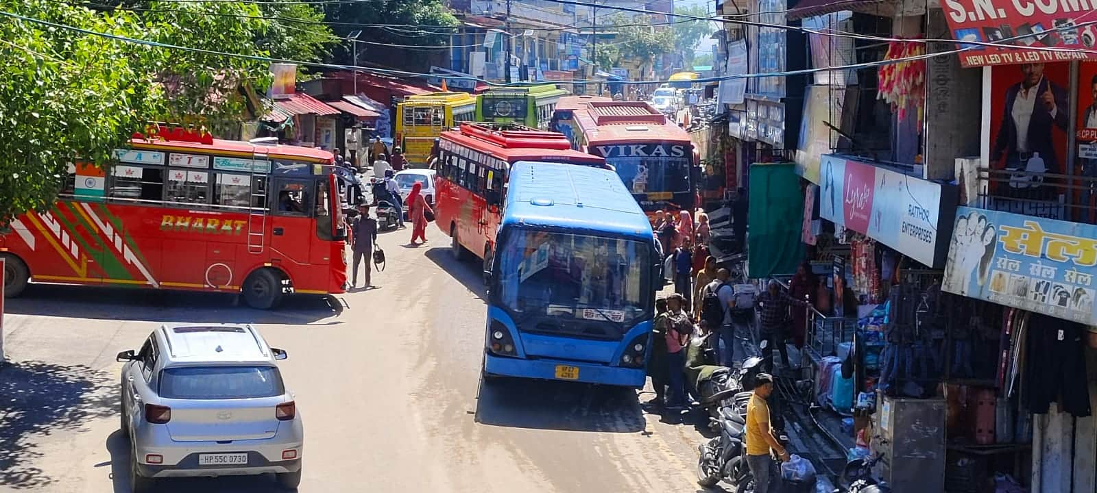 मैहरे बाजार में बसों के खड़े होने के कारण लगा जाम। संवाद