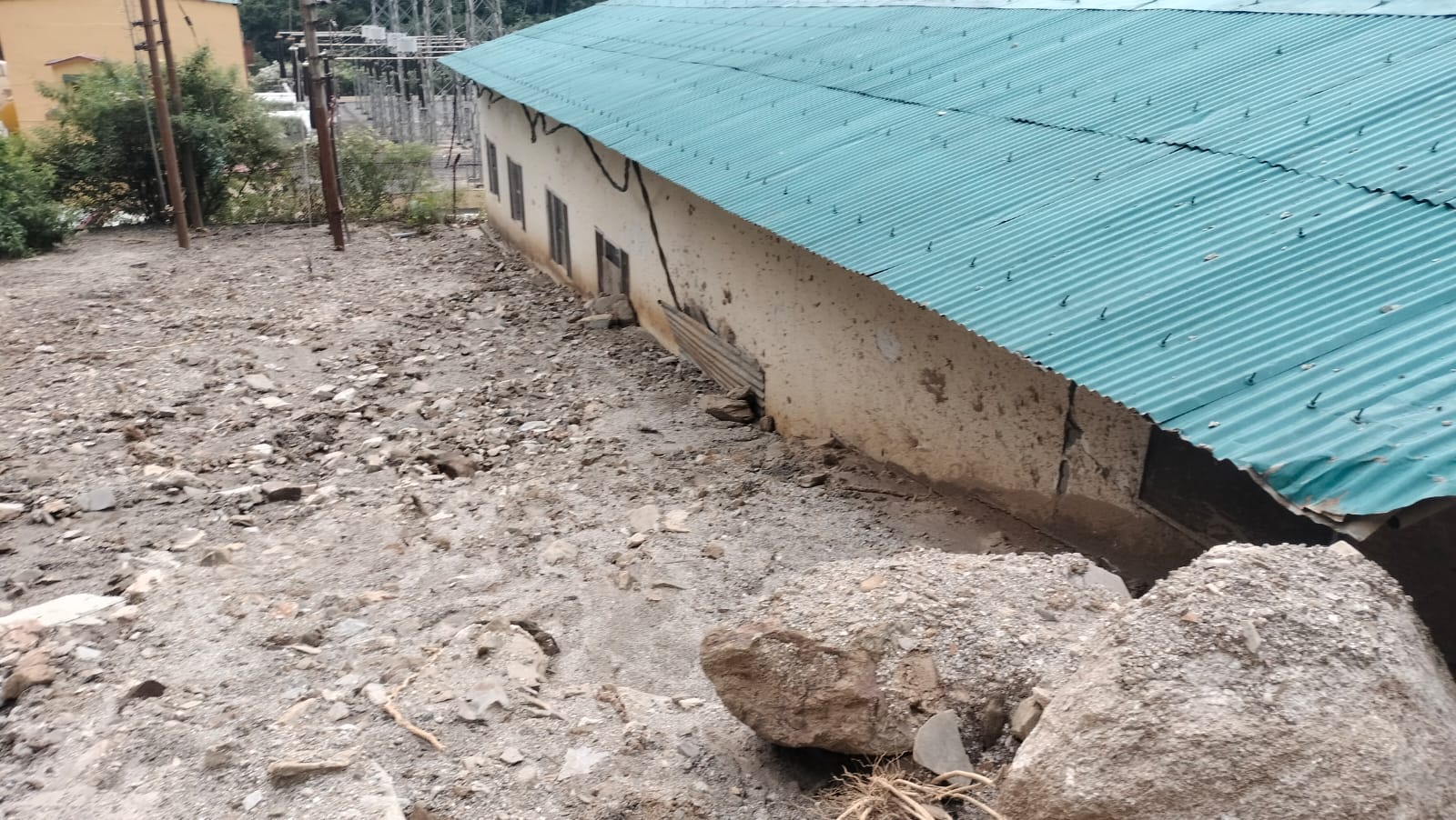 मलबे के निचे दबा स्विच यार्ड, मैहला ग्राउंड रिपोर्ट के साथ