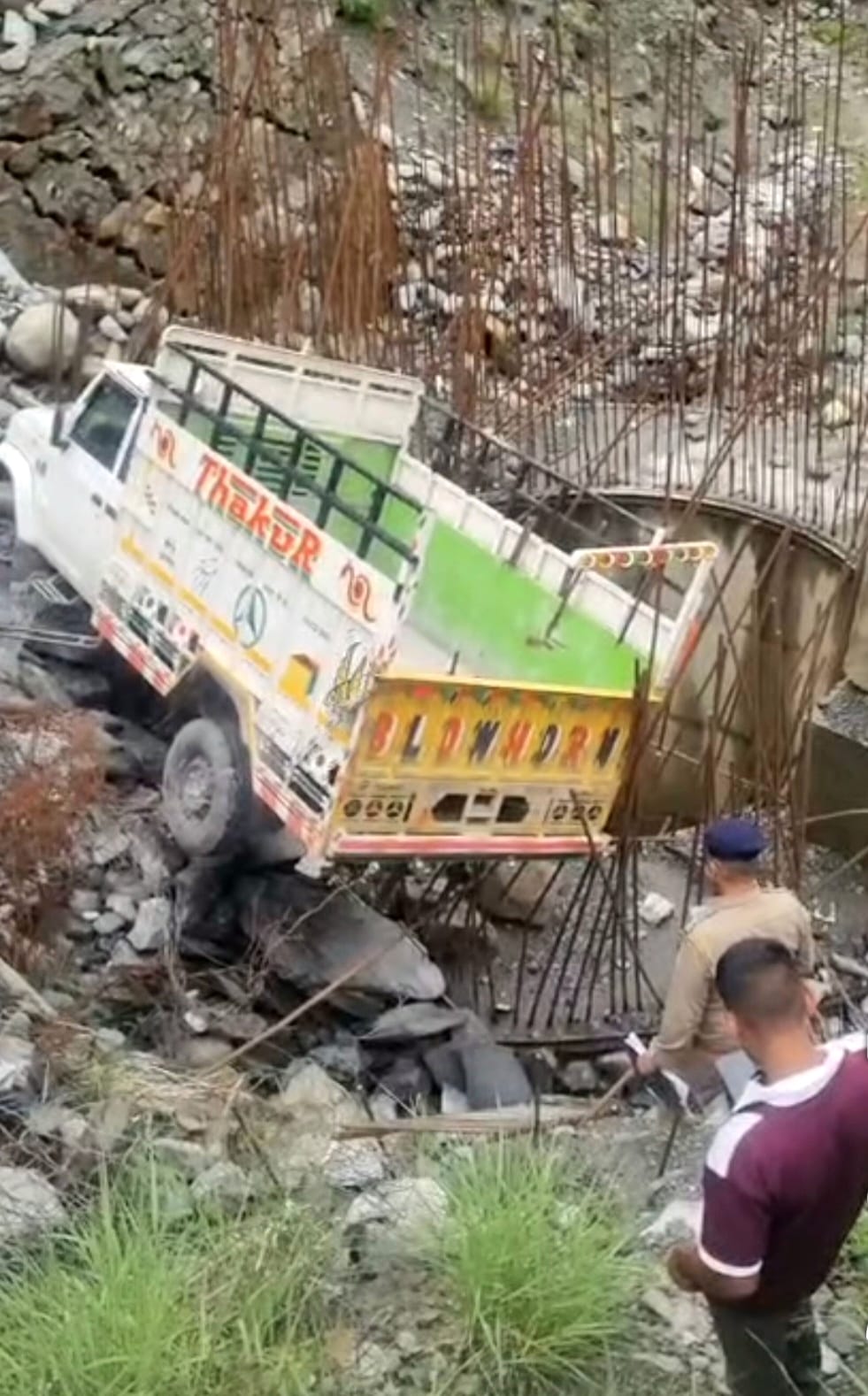 Pickup falls into ditch in Dhundi, two injured