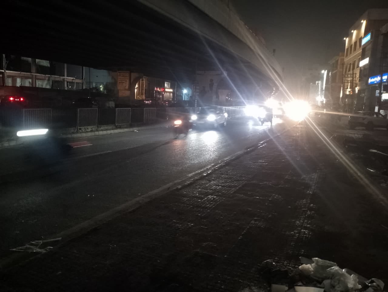 मौसम बदलने पर रात के समय बूंदाबांदी के बीच घर जाते वाहन चालक। संवाद