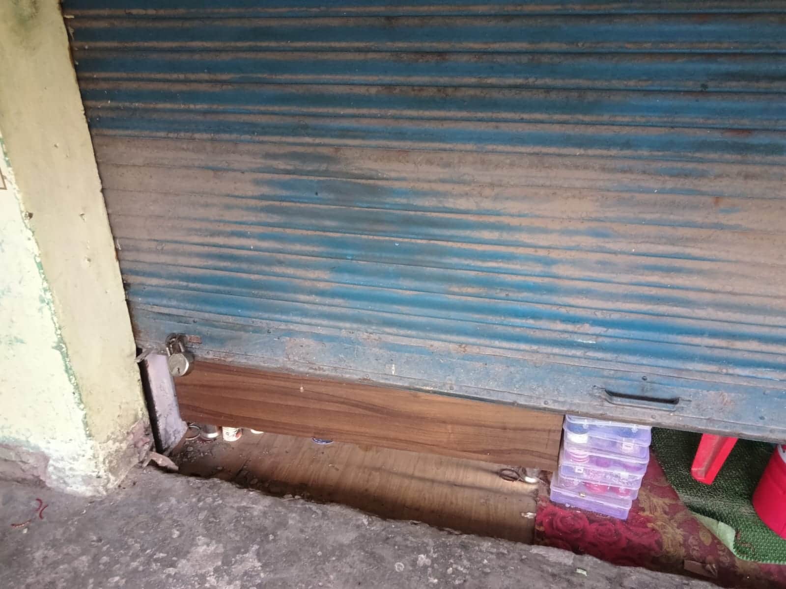 मसरेड चौक के झियोल रोड पर स्थित एक मनियारी की दुकान के शटर का चोरों ने तोड़ा ताला। जागरूक पाठक