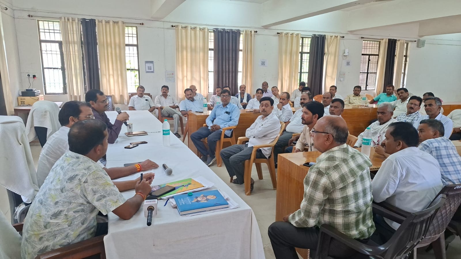 मधुबन तहसील सभागार में अधिवक्ताओं की बैठक को संबोधित करते उपजिलाधिकारी सत्यप्रकाश।संवाद