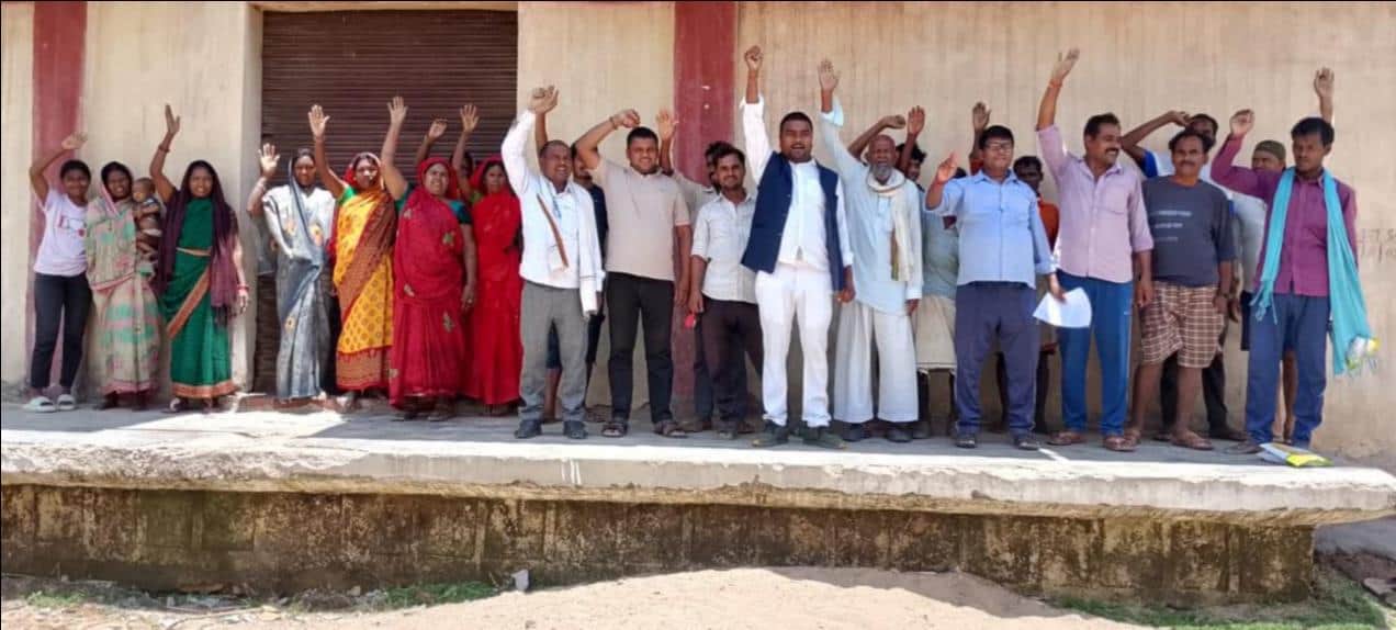 म्योरपुर के आरंगपानी ग्राम पंचायत में खाद की कमी को लेकर प्रदर्शन करते किसानों