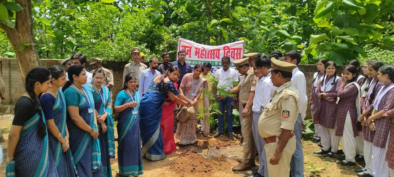 म्योरपुर के मुन स्टार इंग्लिश स्कूल में वन महोत्सव के तहत पौधारोपण करते लोग
