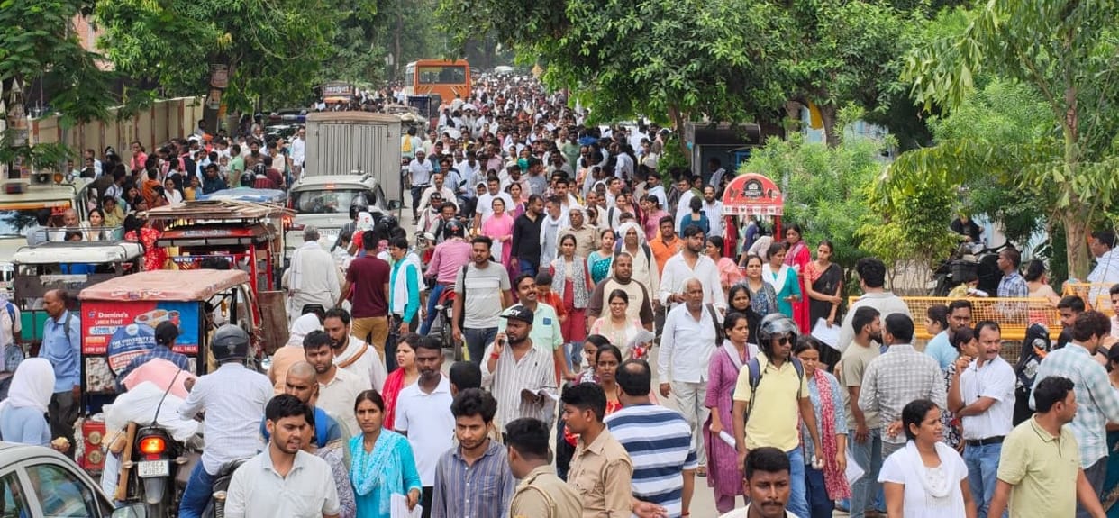 Schools dismissed by 11 AM on the second day of TET; city gets relief from traffic jams.