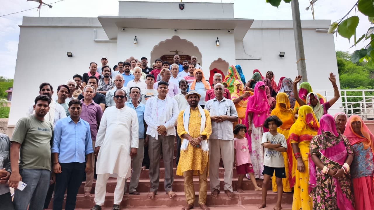 नीमकाथाना के निमोद स्थित हिंगलाज माता मंदिर में जुटे परिजन