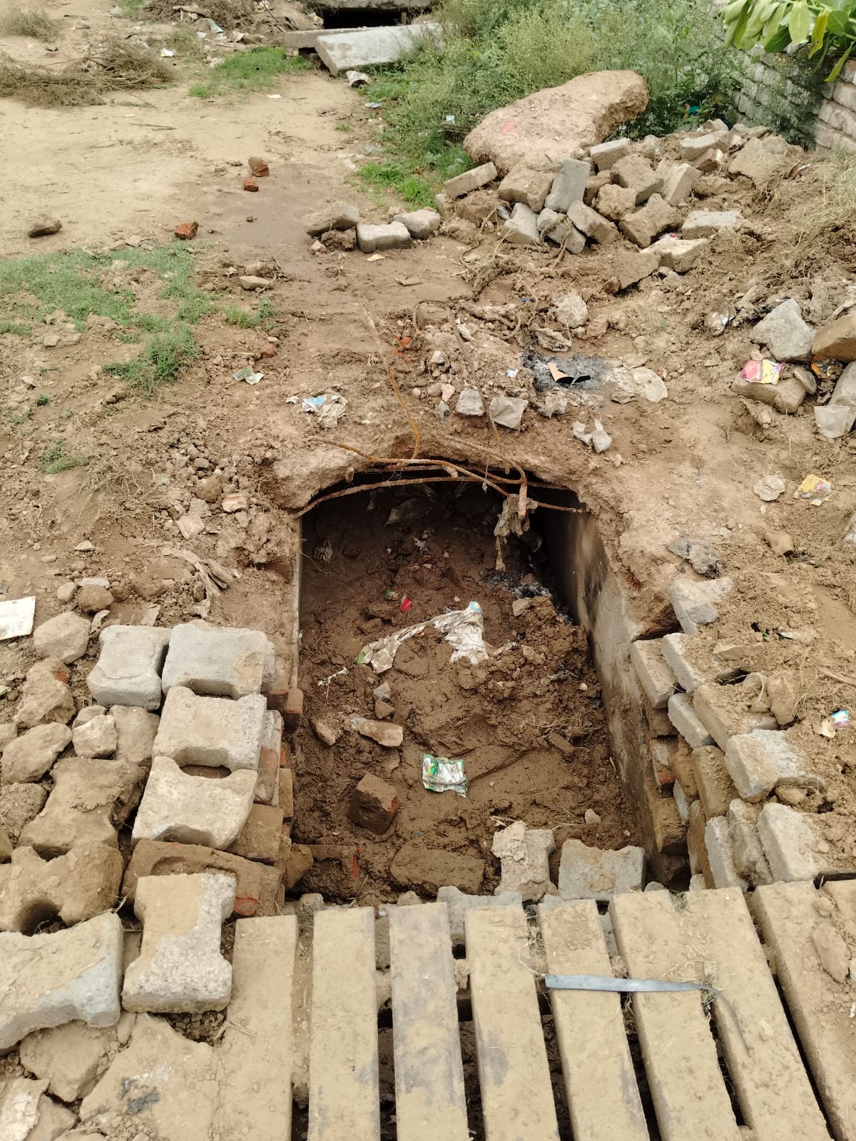 People facing commuting difficulties due to the removal of the grate during drain cleaning