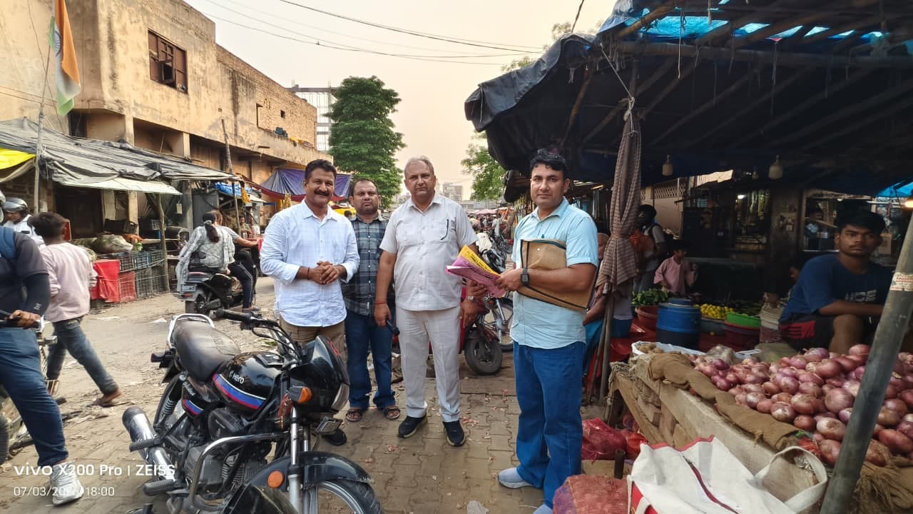 पुरानी सब्जी मंडी क्षेत्र में नामांकन व जनजागरूकता अभियान चलाते डीईओ राकेश बूरा, शिक्षक संदीप