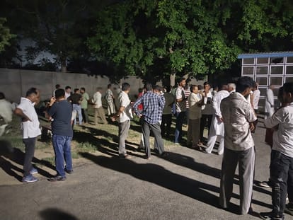 पूर्व सरपंच की हत्या मामले में अग्रोहा मेडिकल में जुटे परिजन