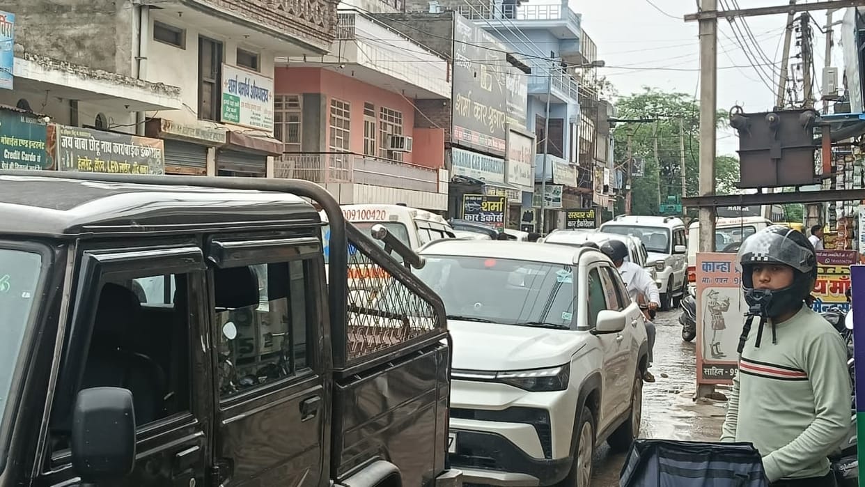Narrow roads, a helpless siren... lives stuck in traffic jams caused by the arbitrary ways of buses