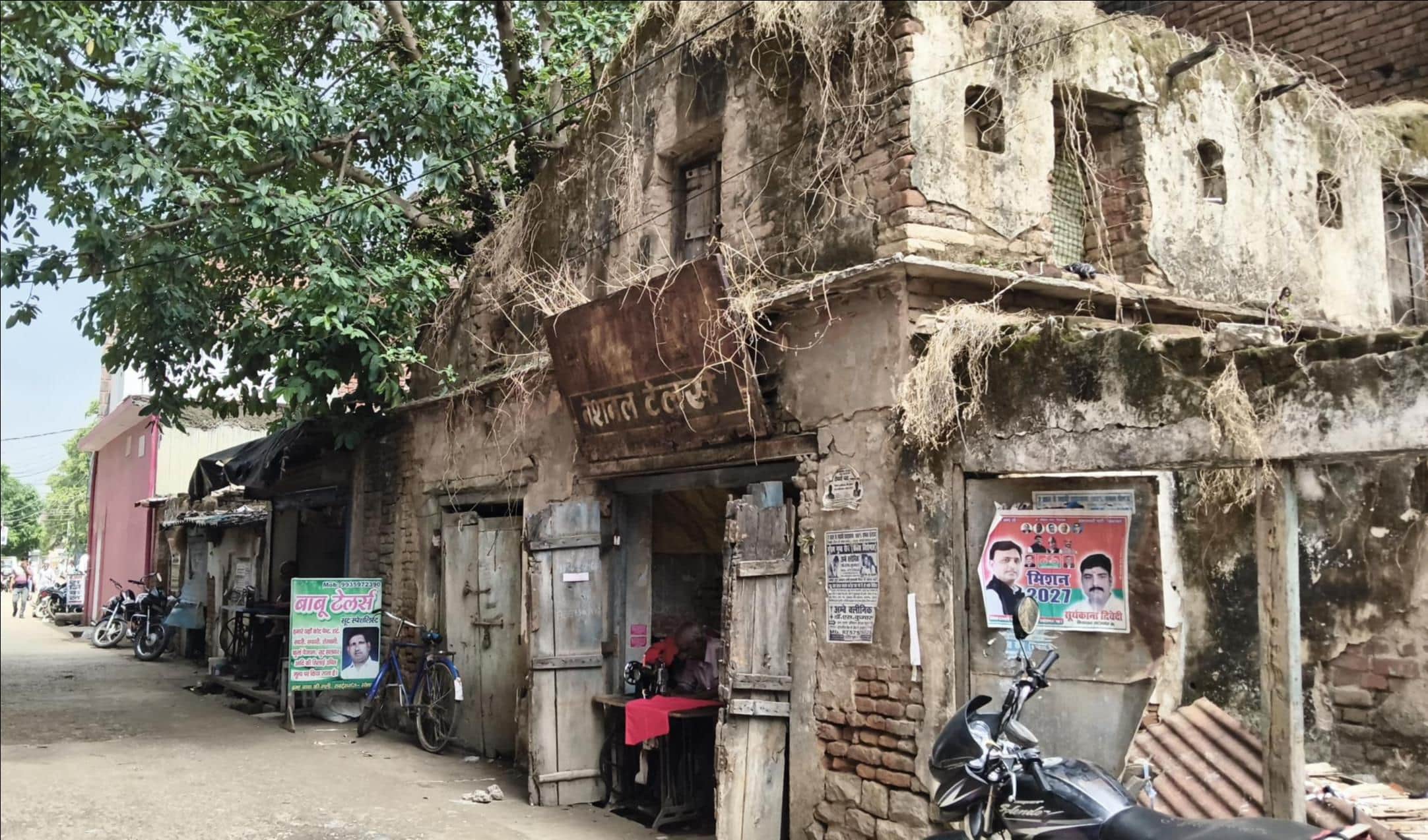 रॉबर्ट्सगंज ब्रह्मबाबा गली रोड पर जर्जर भवन। संवाद