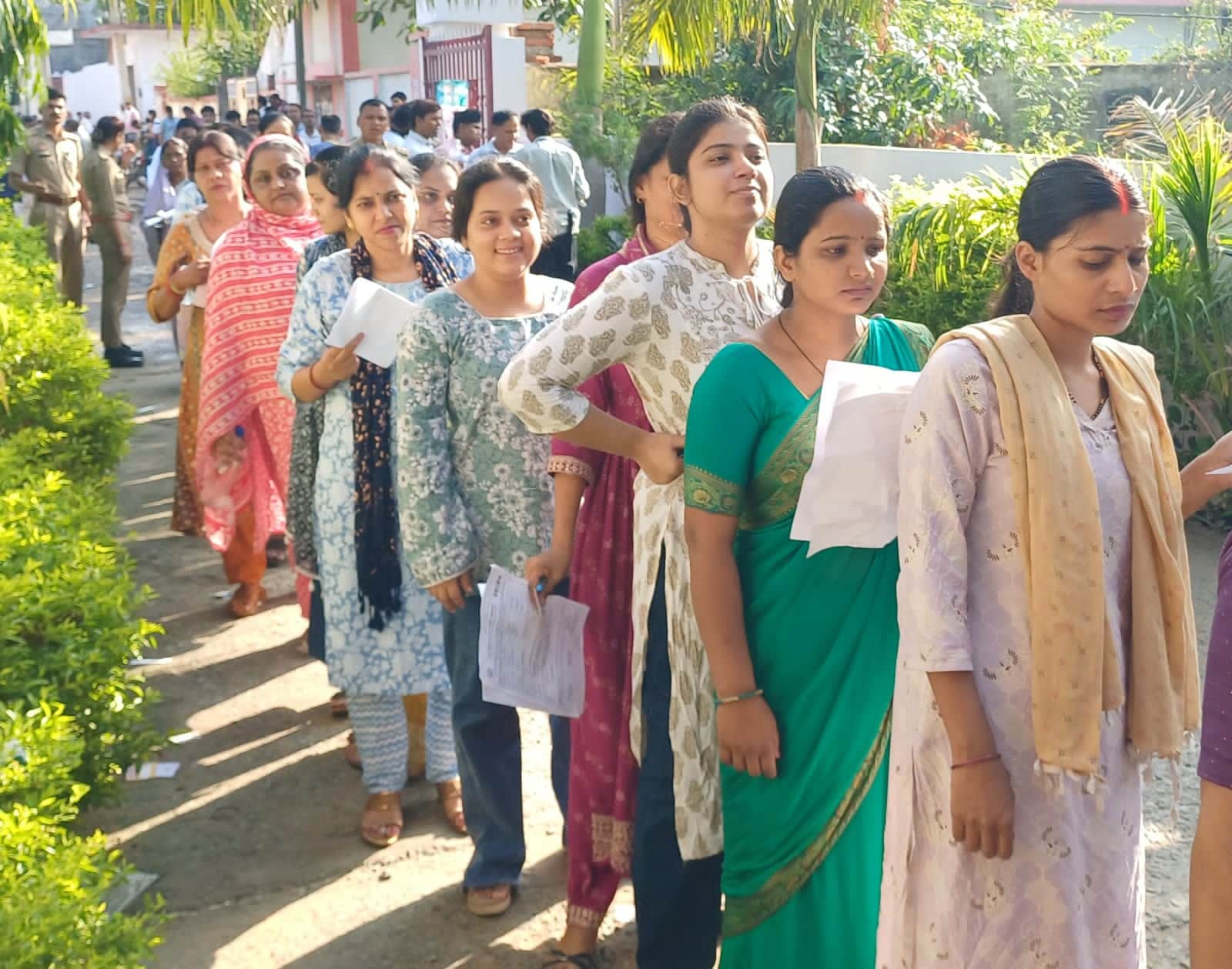 रॉबर्ट्सगंज राजा शारदा महेश इंटर कालेज में यूपी टीईटी परीक्षार्थियों की लकी कतार। संवाद