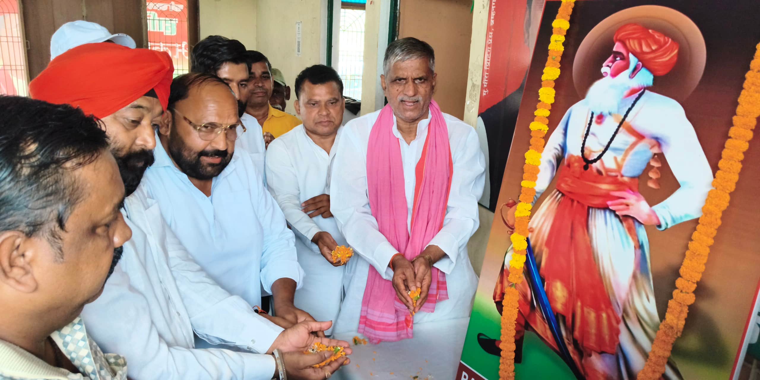 रॉबर्ट्सगंज समाजवादी पार्टी कार्यालय में बाबा लक्खिशाह बंजारा के जयंती पर पुष्प अर्पित करते जि
