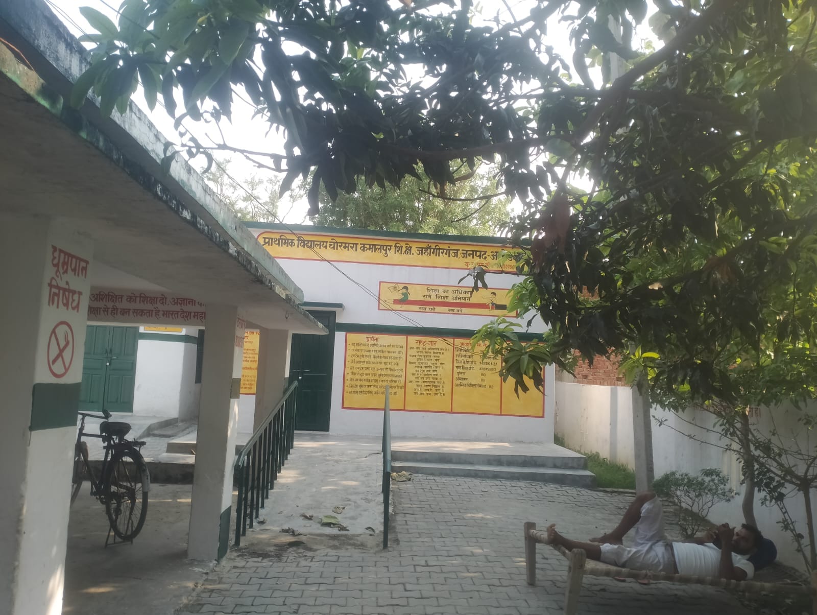 राजेसुल्तानपुर इलाके में स्कूल में सोता व्यक्ति। स्रोत सोशल मीडिया