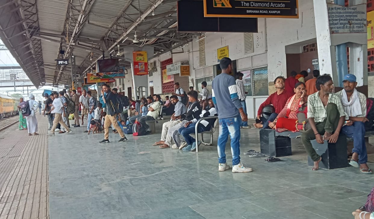 Crowds of candidates on trains and busesCrowds of candidates on trains and buses
