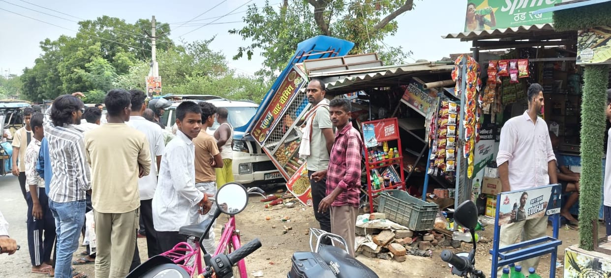 A Bolero crashed into a shop near the Garhiya railway crossing.