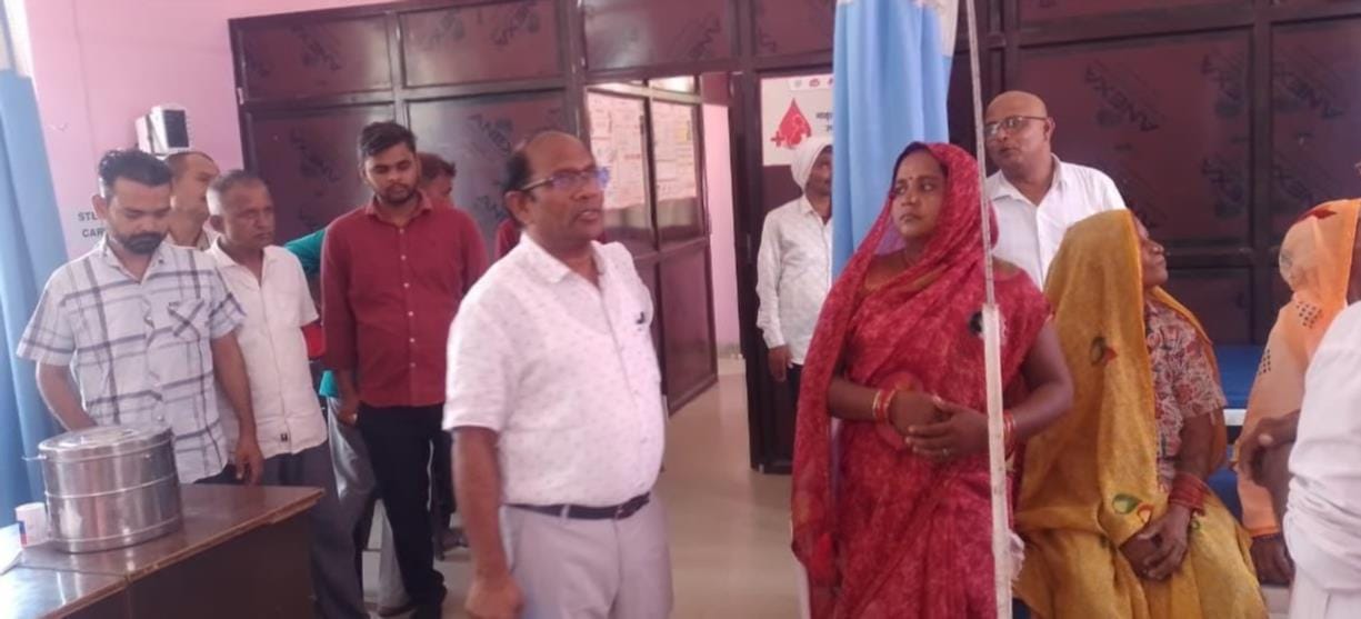 सीएचसी इकौना का निरीक्षण करते एसीएमओ डॉ. उदयनाथ। 